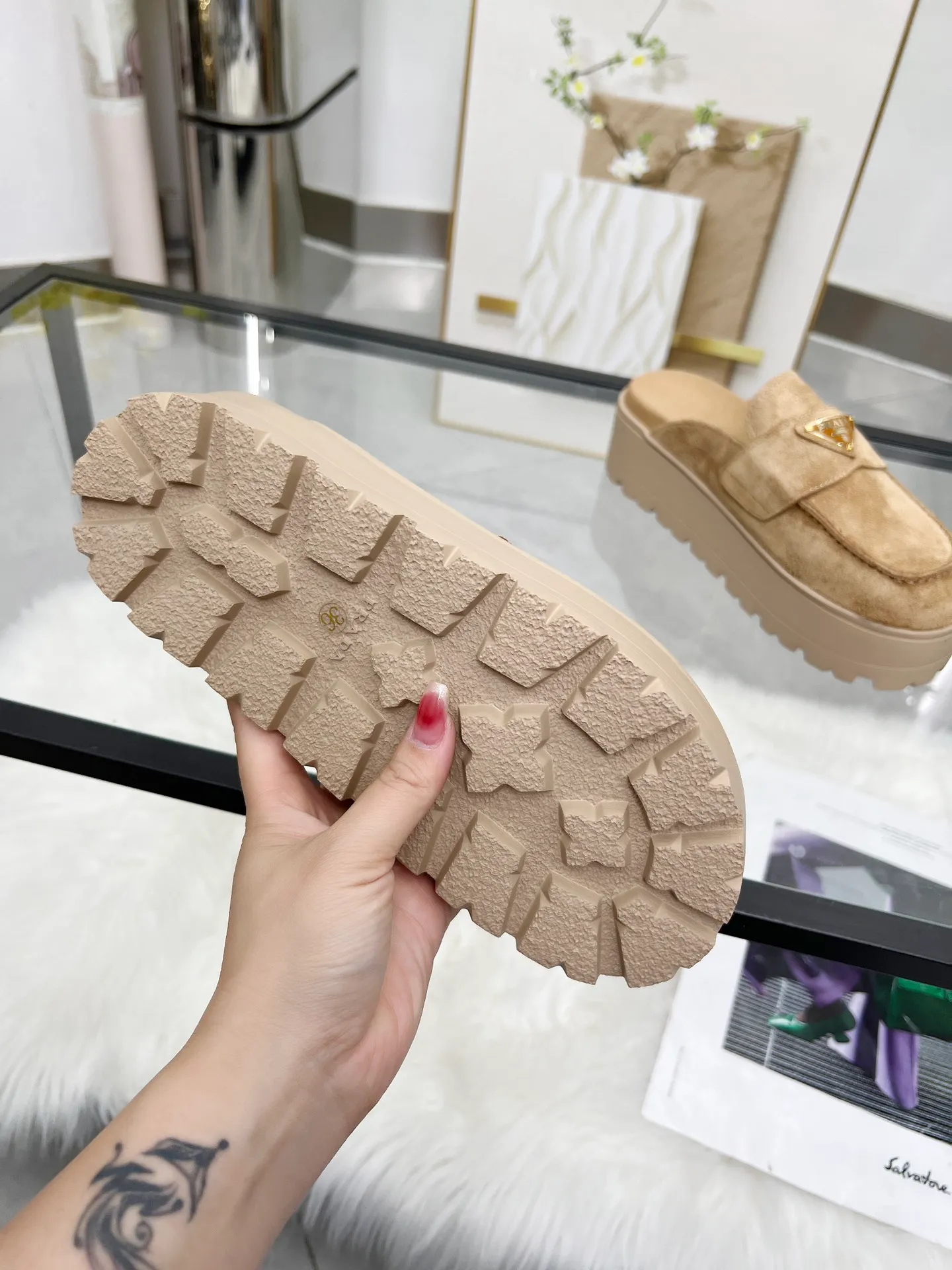 👟👟Ex-factory price 520👟👟 🌸Prada 2025 spring and summer new slippers 💫Velcro sandals The latest catwalk style, classic upgrades, both comfort and fashion. Each color combination looks good, and the design matches different style needs ✅Upper: original customized cowhide ✅Inner: original customized sheepskin lining, cowhide feet ✅Outsole: original molded anti-slip outsole ✅Number of codes: 35-40 (41 customized, non-refundable and non-exchangeable)